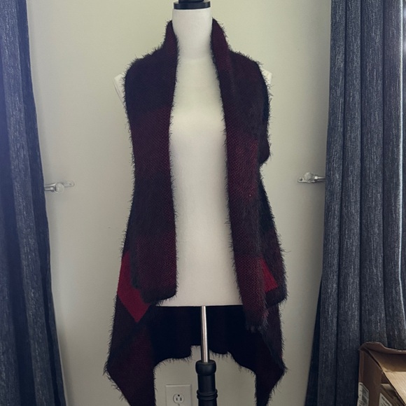 Chic Red and Black checkered Open Front Vest - Picture 1 of 6